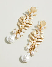 Load image into Gallery viewer, Jane Pearl Flower Earrings