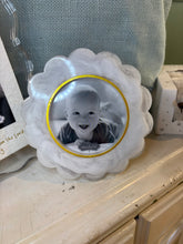 Load image into Gallery viewer, Scallop Small Resin Frame