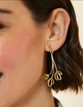 Load image into Gallery viewer, Spring Tulip Earrings Gold