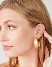 Load image into Gallery viewer, Queenie Hoop Earring Gold